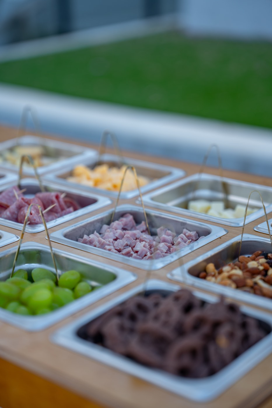 Charolas de carnes, quesos y uvas del menú Clásico
