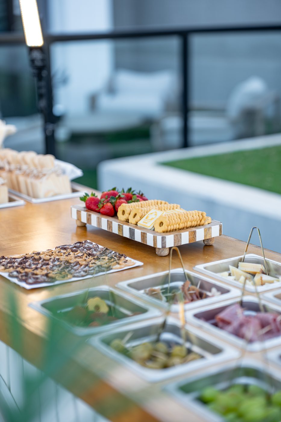 Charolas de carnes, quesos, fruta y tabla de fresas del menú Premium